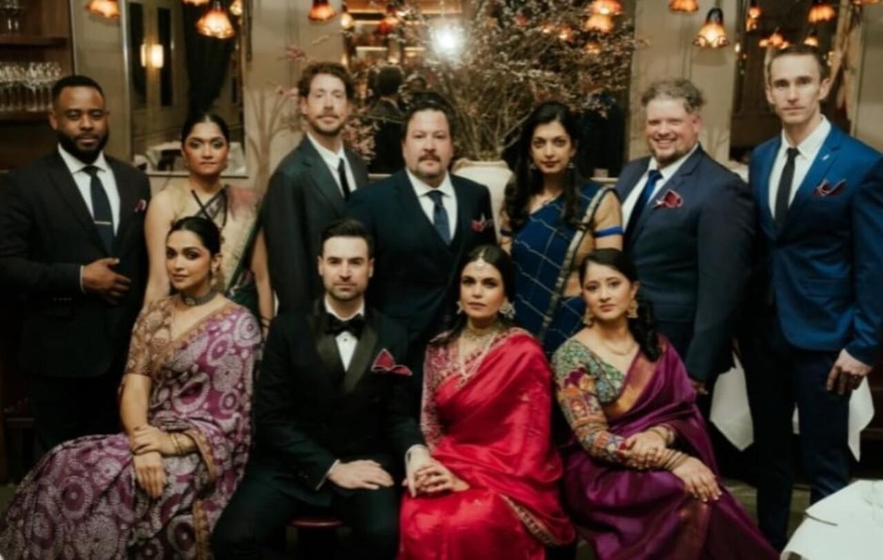 Deepika was seen posing for a family picture in this perfect frame with the bride, groom and their respective families.